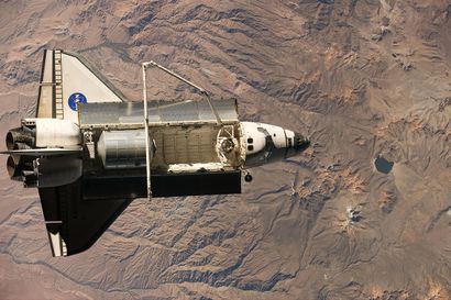 null NASA. GRAND FORMAT. La navette spatiale DISCOVERY (Mission STS-128) vient de...