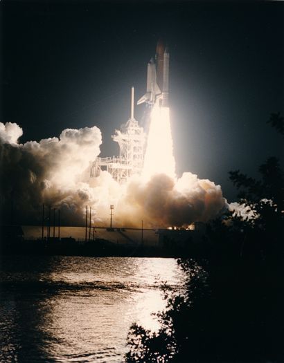 null NASA. Décollage de nuit de la navette spatiale Atlantis (Mission STS-79) le...