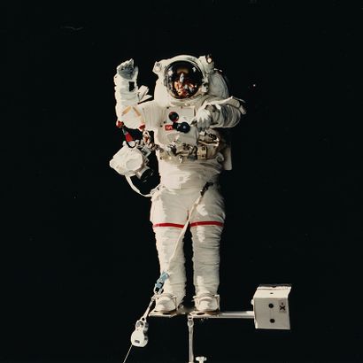 null NASA. Superbe vue de plein pied d'un astronaute au cours d'une sortie extra-véhiculaire...