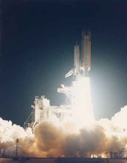 null NASA. La navette spatiale ATLANTIS (MIssion STS-84) transforme pendant quelques...
