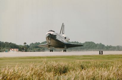 null Nasa. Superbe atterissage de la navette spatiale Discovery (Mission STS-60)....