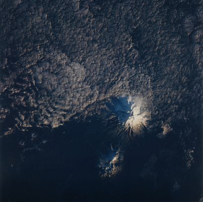 null Vue de la terre depuis la navette spatiale (volcan Ruapehu), 1996. Tirage chromogénique...