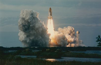 null NASA. A superb photographic picture of the space shuttle COLUMBIA (Mission STS-87)...
