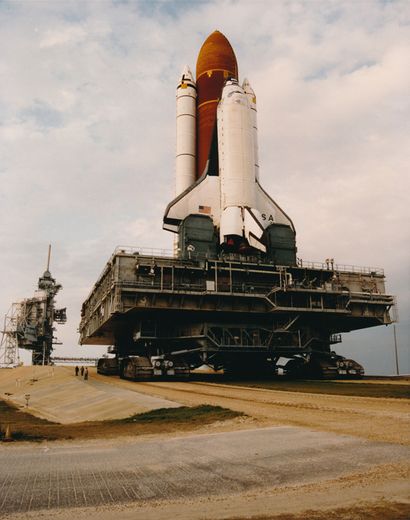 null Nasa. La navette spatiale COLUMBIA (Mission STS-55) roule vers le pas de tir...