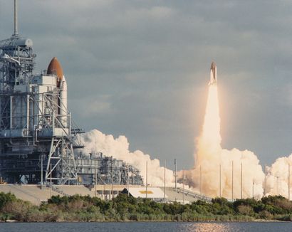null NASA. Rare view of the liftoff of the space shuttle DISCOVERY (Mission STS-31)...