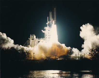 null Nasa. Navette spatiale Atlantis (Mission STS-36). Décollage de nuit de la navette...