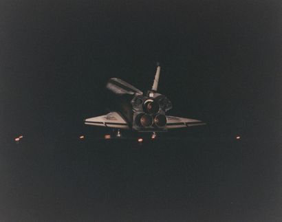 null Nasa. Night landing of Space Shuttle Endeavour (Mission STS-72). The elegant...