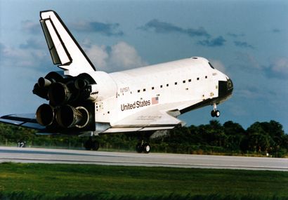 null Nasa. Space shuttle Atlantis (Mission STS-86) lands on runway 15 at Kennedy...