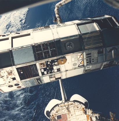 null NASA. A superb view aboard the space shuttle COLUMBIA (Mission STS-32) showing...