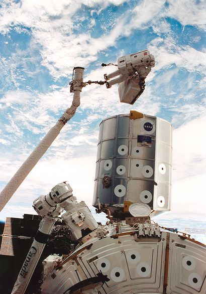 null Nasa. Depuis la navette spatiale Endeavou (Mission STS-100), on observe l'astronaute...