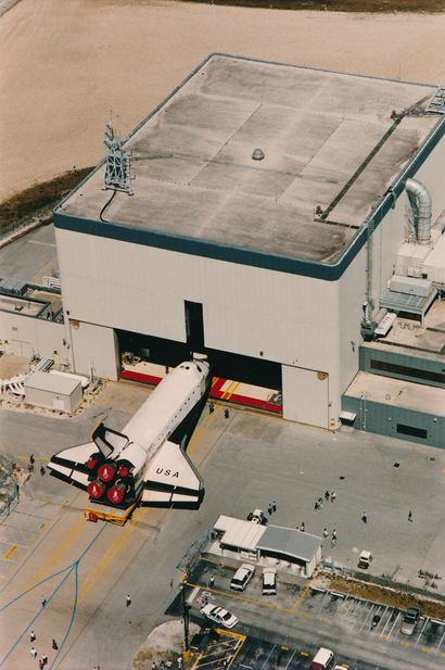 null Nasa. Rare vue de la navette spatiale Columbia devant son hangar de maintenace...