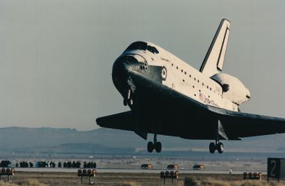 null Nasa. Nice landing of the space shuttle Discovery (Mission STS-42) on the Californian...