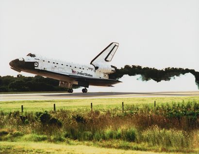 null NASA. Impressive landing of the space shuttle ATLANTIS (STS-86) on the Kennedy...