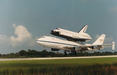 null Nasa. Arrival of the new space shuttle Endeavour on the back of the new Boeing...