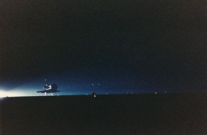 null Nasa. Bel atterissage de nuit sur la base californienne Edwards de la navette...