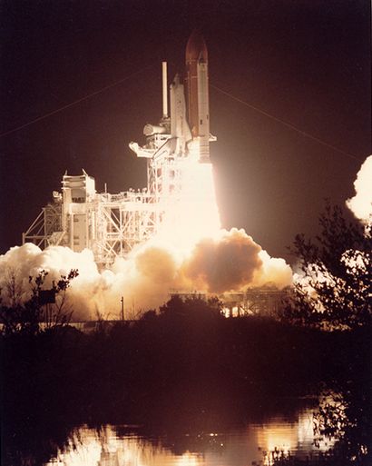 null Décollage de nuit de la navette spatiale Challenger (Mission 41-G) le 5 octobre...