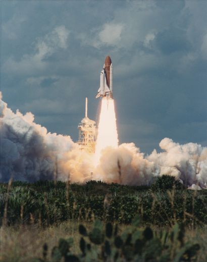 null NASA. Space shuttle Atlantis (Mission STS-34) lifts off from launch pad 39-B...