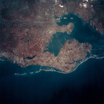null Nasa. View of the Earth from space shuttle Endeavour (Mission STS-49). Tampa...