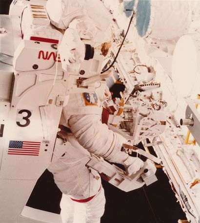 null Nasa. L'astronaute Bruce Mc Candless muni du MMU (Manned Maneuvering Unit) s'exerce...