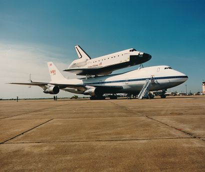 null NASA. Nice view of the space shuttle ENDEAVOUR (Mission STS-91) on the back...
