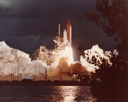 null Nasa. Spectacular panoramic view of a space shuttle takeoff at dawn. Circa 1980....
