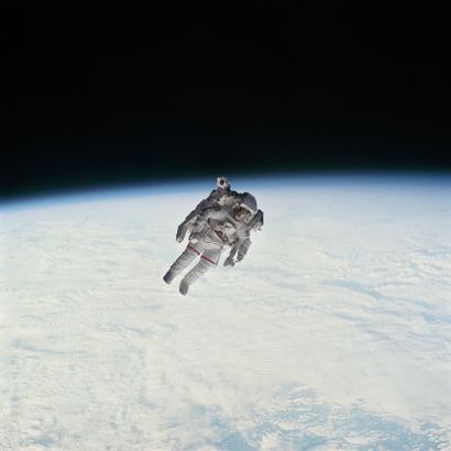 null NASA. GRAND FORMAT. Extraordinaire vue de l'astronaute Bruce McCandless s'éloignant...