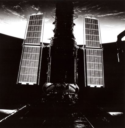 null Nasa. Deployment of the HUBBLE telescope's new solar panels from the Space Shuttle's...