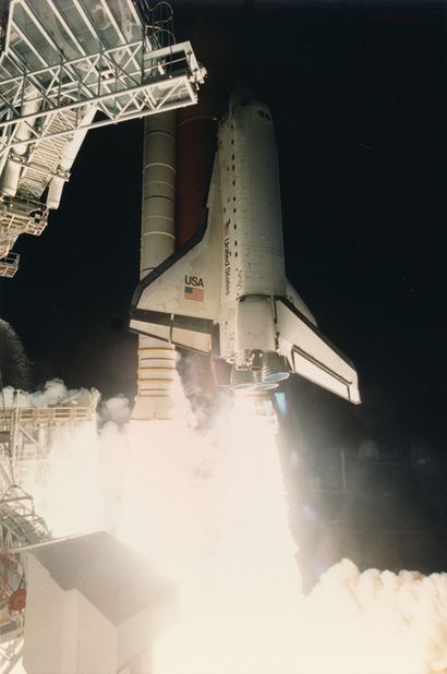 null NASA. Décollage de nuit pour la navette spatiale Discovery (Mission STS-56)...