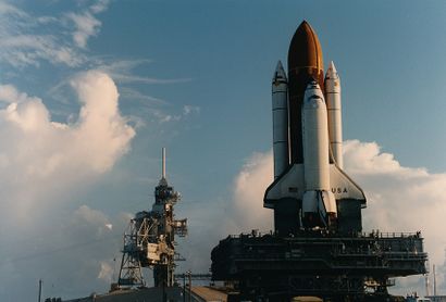 null NASA. Rare vue montrant la navette spatiale COLUMBIA (Mission STS-58) sur son...