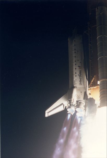 null NASA. Décollage de nuit de la navette spatiale Discovery, mission STS-56, le...