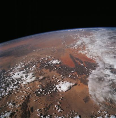 null NASA. GRAND FORMAT. Magnifique vue du désert du Sahara depuis la navette spatiale...