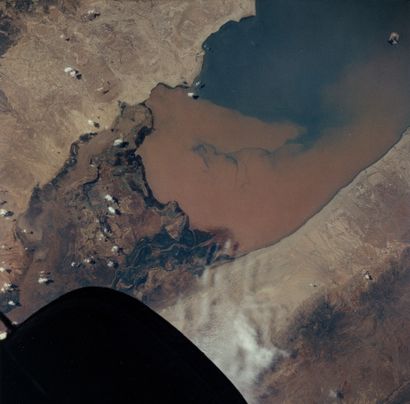null Vue de la terre depuis la navette spatiale (lac Turkana), 1994. Tirage chromogénique...