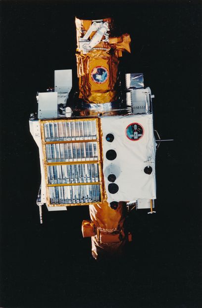 null Nasa. Photograph of the SPARTAN 201-05 satellite released by the space shuttle...