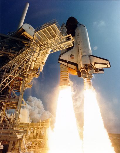 null Nasa. Décollage de la navette spatiale Endeavour le 19 mai 1996.Tirage chromogénique...