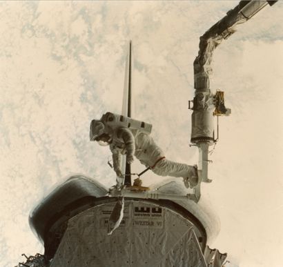 null Nasa. L'astronaute Bruce McCandless attaché par un pied au bras robotisé de...
