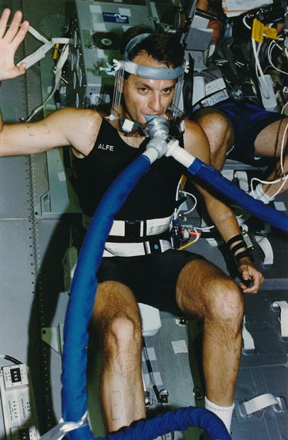 null Nasa. Medical experiment in space. Astronaut Richard M. Linnehan is seated in...
