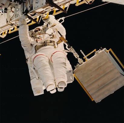 null NASA. Belle vue en contre-plongée d'un astronaute en cours de mission extra-véhiculaire...