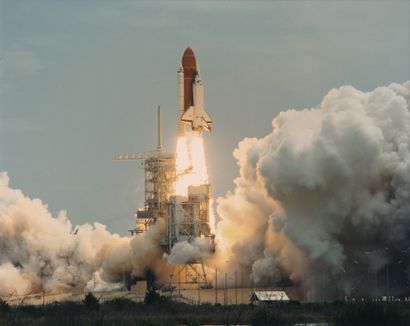 null Nasa. Space Shuttle Columbia (Mission STS-50). Beautiful panoramic liftoff of...
