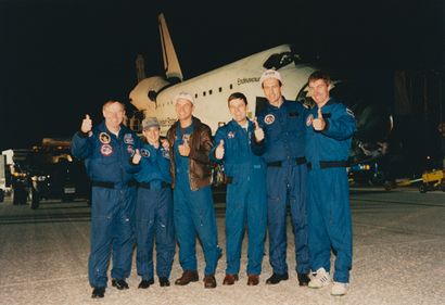 null NASA. L'équipage de la navette spatiale ENDEAVOUR (Mission STS-88) sur la piste...