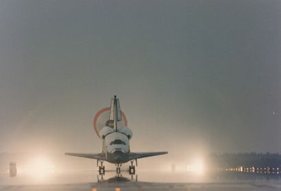 null Nasa. Une très belle vue de face de la navette spatiale Columbia (Mission STS-94)...