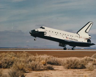 null Nasa. Nice landing of the space shuttle Atlantis (Mission STS-61B) on December...