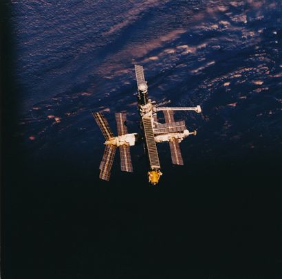 null Nasa. Une belle vue depuis la navete spatiale ATLANTIS (Mission STS-79) de la...
