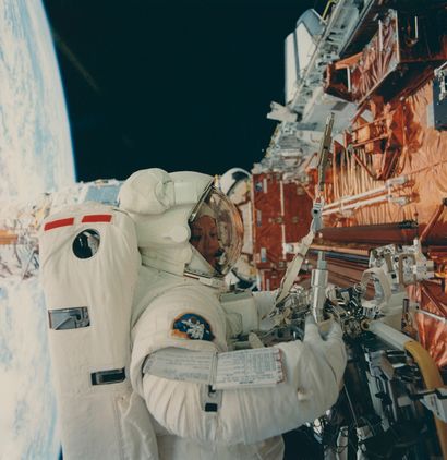 null NASA. L'astronaute Kathy Thornton en sortie extra-véhiculaire au cours de la...