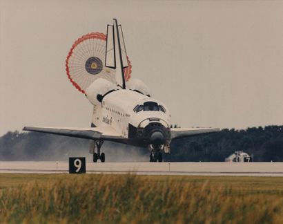 null Nasa. Landing of the Space Shuttle ATLANTIS (Mission STS-74) on November 20,...