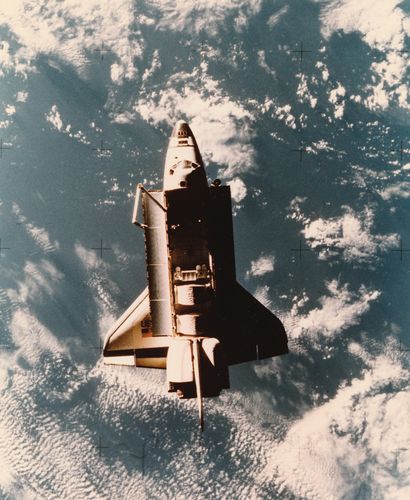 null Nasa. La navette spatiale Challenger flotte dans l'Espace. 1984.Tirage chromogénique...
