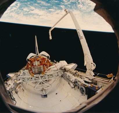 null Nasa. Astronaut Winston E. Scott walks through the payload bay of Space Shuttle...