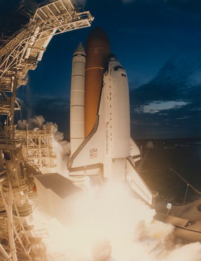 null NASA. Superb early morning liftoff of Space Shuttle Endeavour (Mission STS-77)....