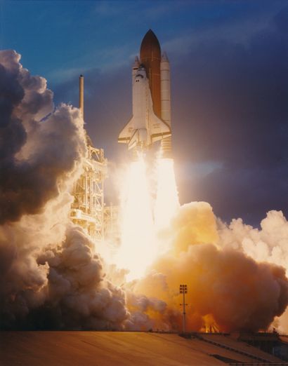 null Nasa. Superb takeoff in a deluge of fire and smoke of the space shuttle Atlantis...