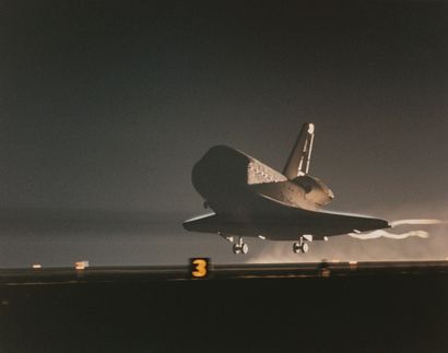 null Nasa. Superbe silhouette de nuit de la navette spatiale Endezvour (Mission STS-72)...