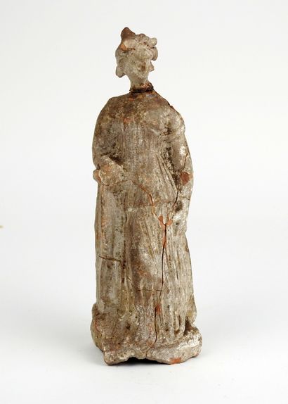 null Grande statuette de type tanagréen représentant une femme vêtue d’une longue...